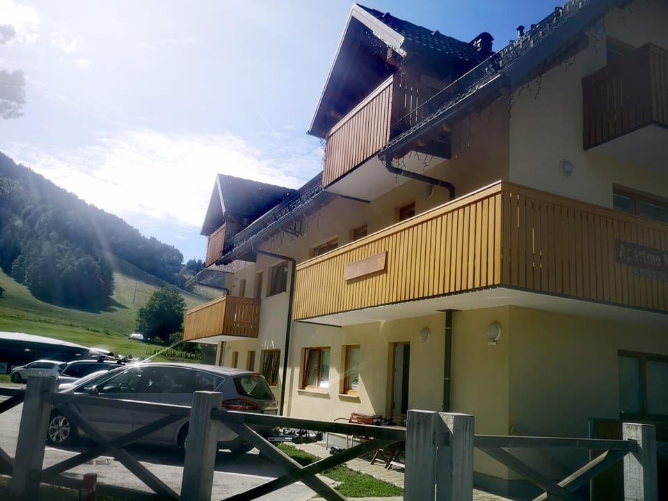 Property building, View (from property/room), Balcony/Terrace, Mountain view, Parking