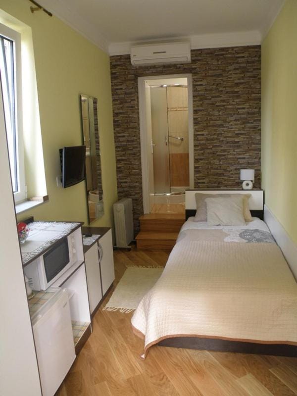 Bed, TV and multimedia, Bedroom