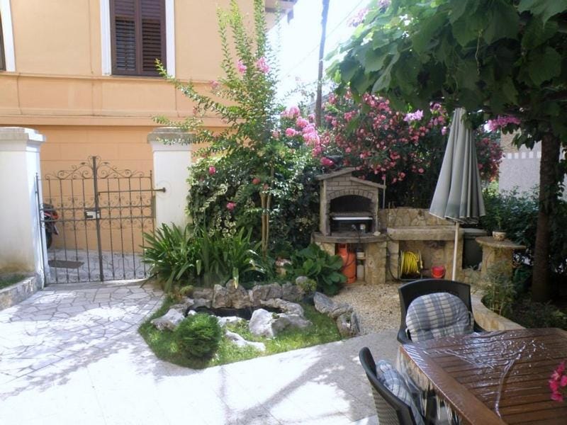 Patio, BBQ facilities