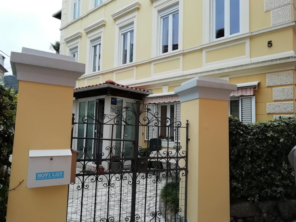 Property building, Facade/entrance