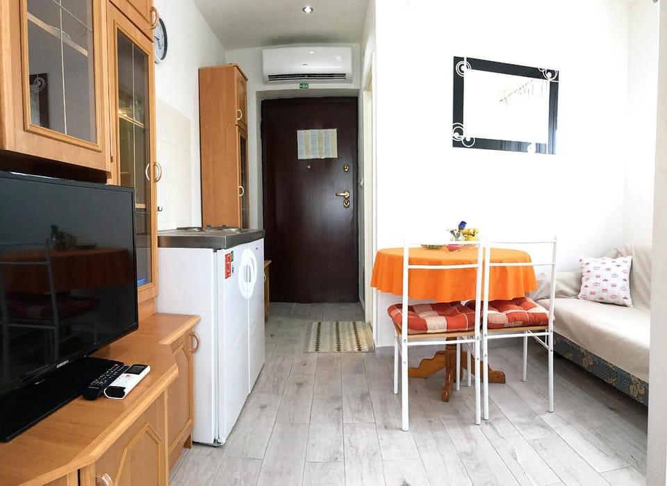 TV and multimedia, Seating area, Dining area