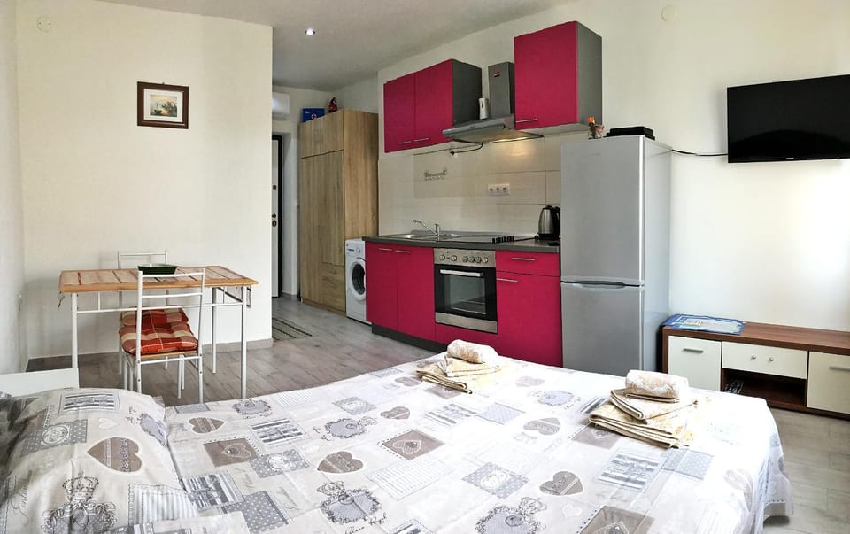 Bed, TV and multimedia, Kitchen or kitchenette, Bedroom
