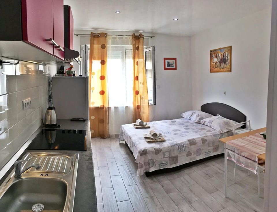 Bed, TV and multimedia, Kitchen or kitchenette, Bedroom
