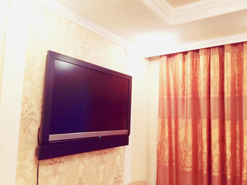 TV and multimedia, Living room, Seating area, Bedroom, City view, Landmark view