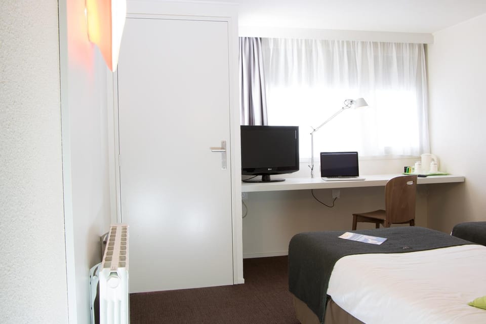 Bed, TV and multimedia, TV and multimedia