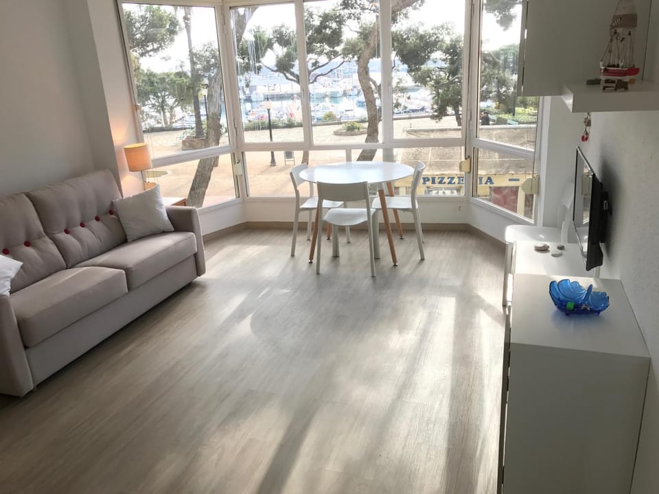 Living room, Dining area, Sea view