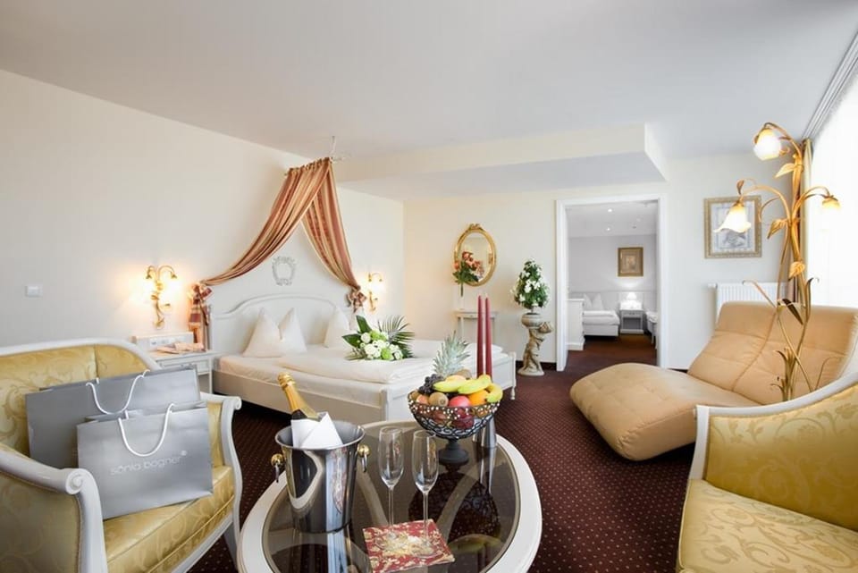 Bed, Photo of the whole room, Seating area