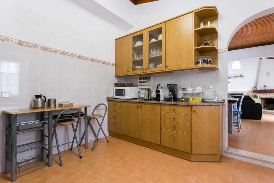 Coffee/tea facilities, Kitchen or kitchenette, Dining area, Communal kitchen
