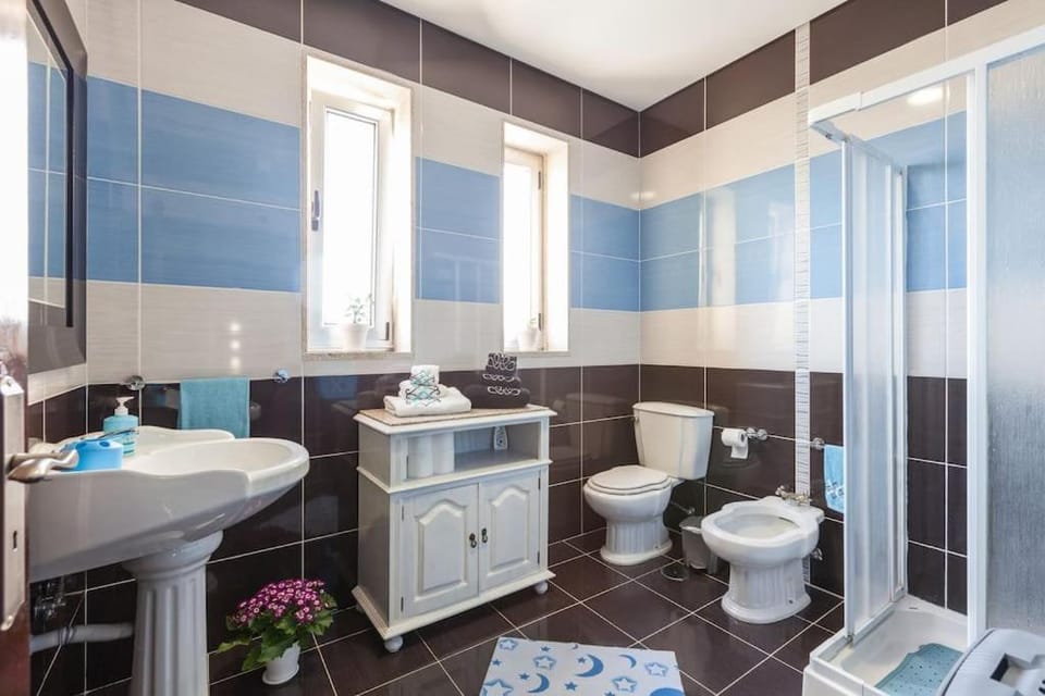 Shower, Toilet, Bathroom, bidet, towels