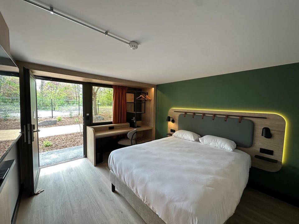 Bed, Photo of the whole room