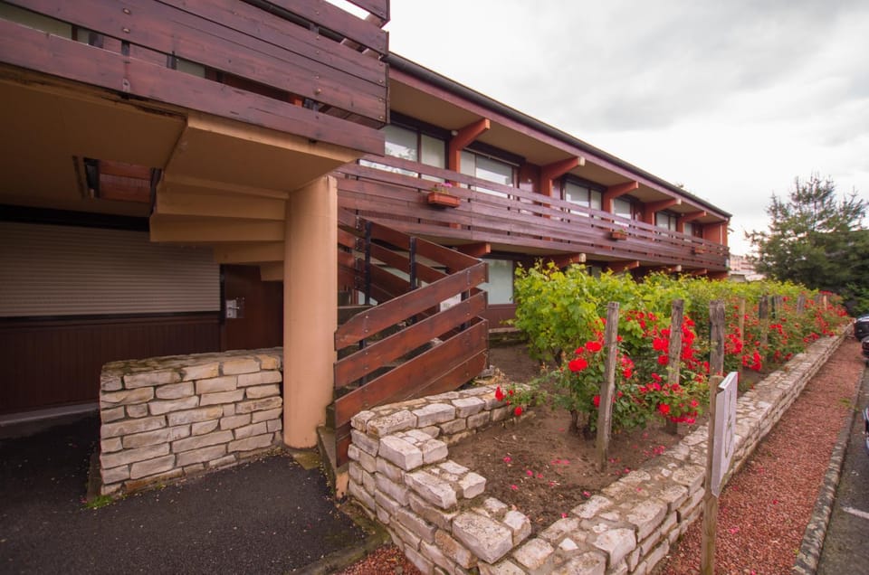 Property building, Patio, Facade/entrance, Balcony/Terrace