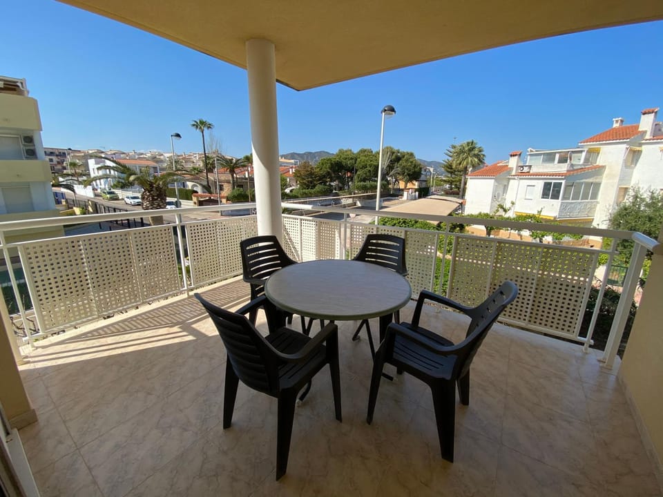 Balcony/Terrace, Street view