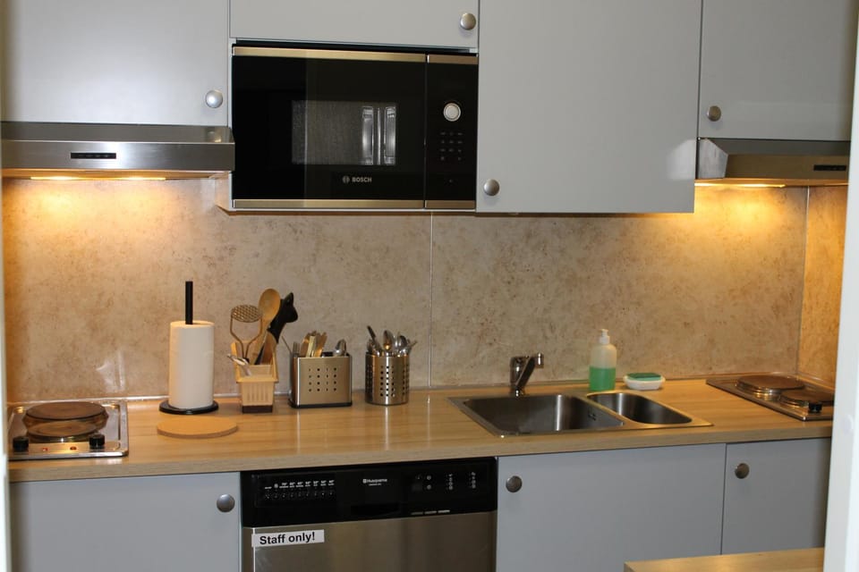 Property building, Kitchen or kitchenette, Communal kitchen, Breakfast, kitchen
