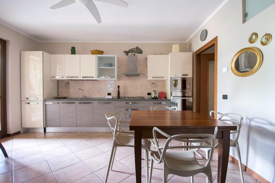 Kitchen or kitchenette, Dining area, oven, stove