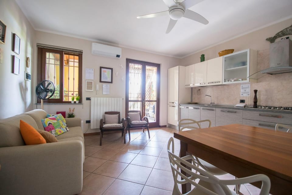 Kitchen or kitchenette, Living room, Seating area, Dining area, stove