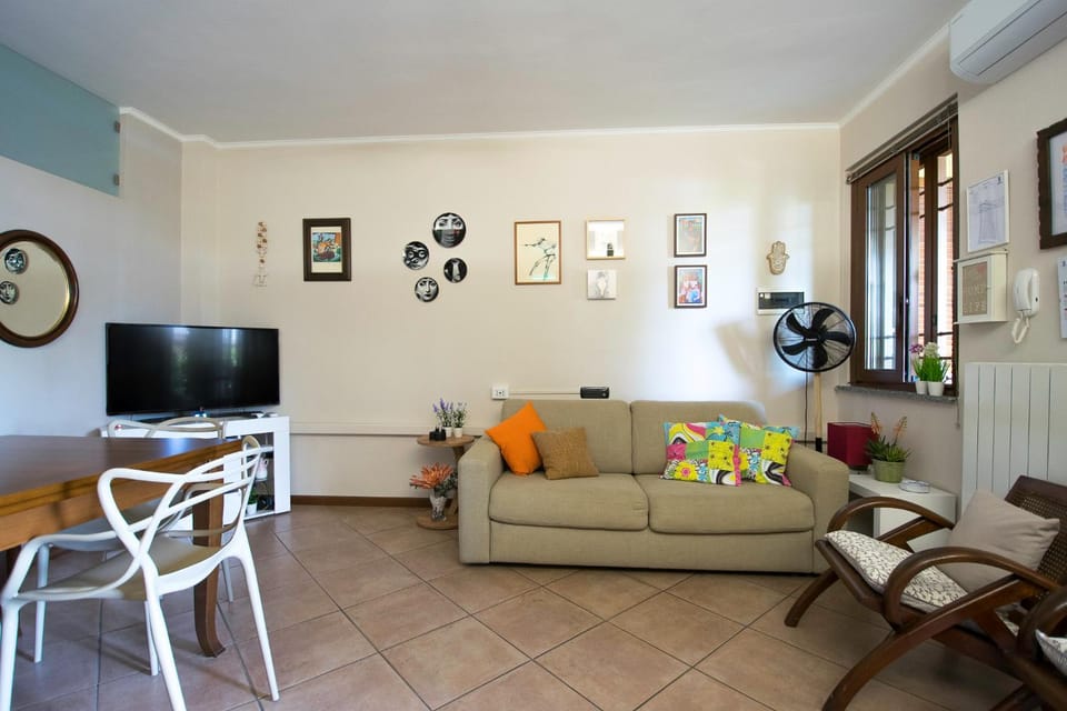 TV and multimedia, Living room, Seating area, Evening entertainment