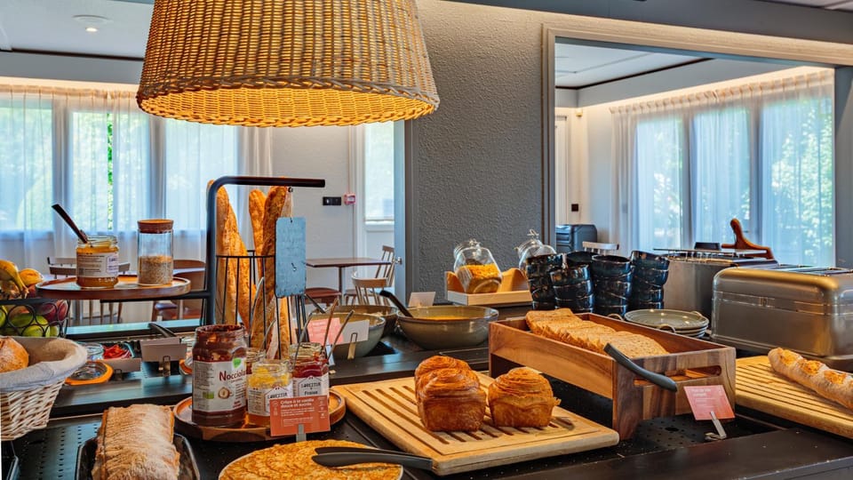 Restaurant/places to eat, Buffet breakfast