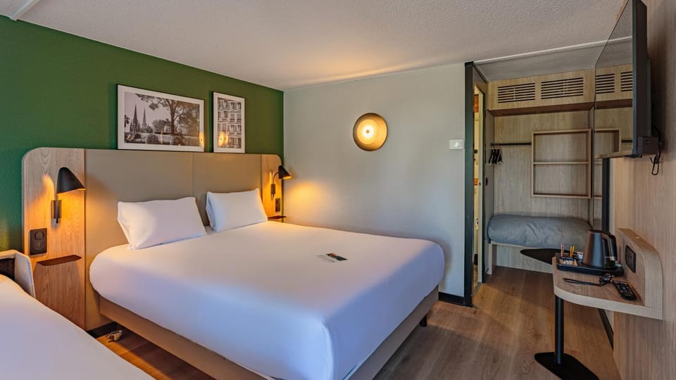 Bed, TV and multimedia, Photo of the whole room, Bedroom