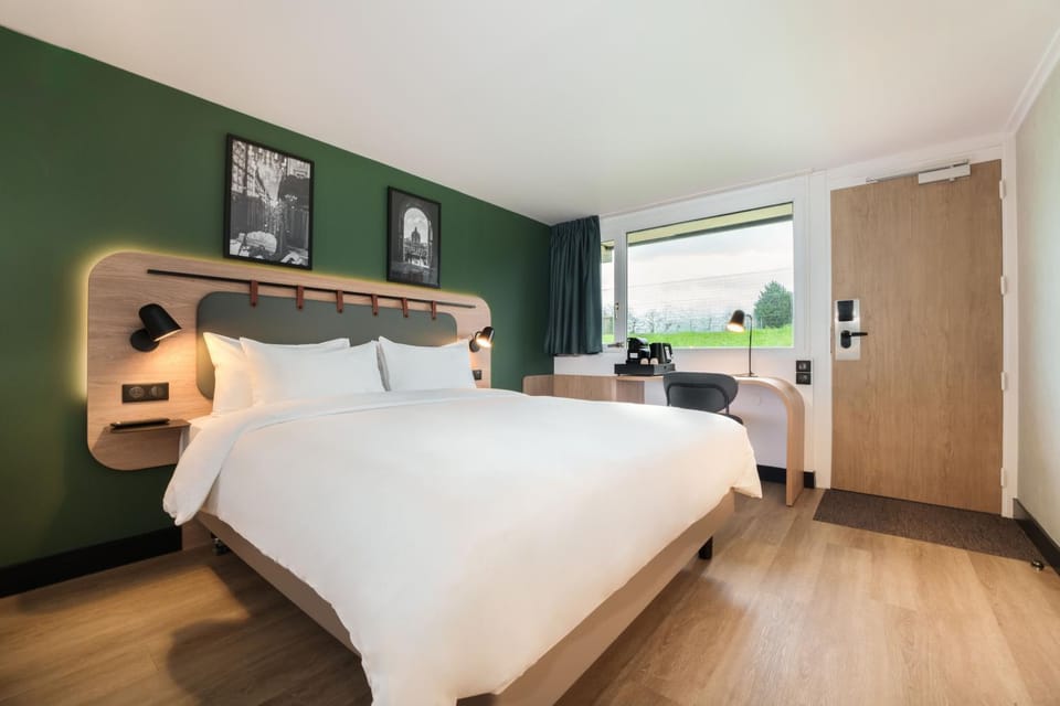 Property building, Bed, Bedroom