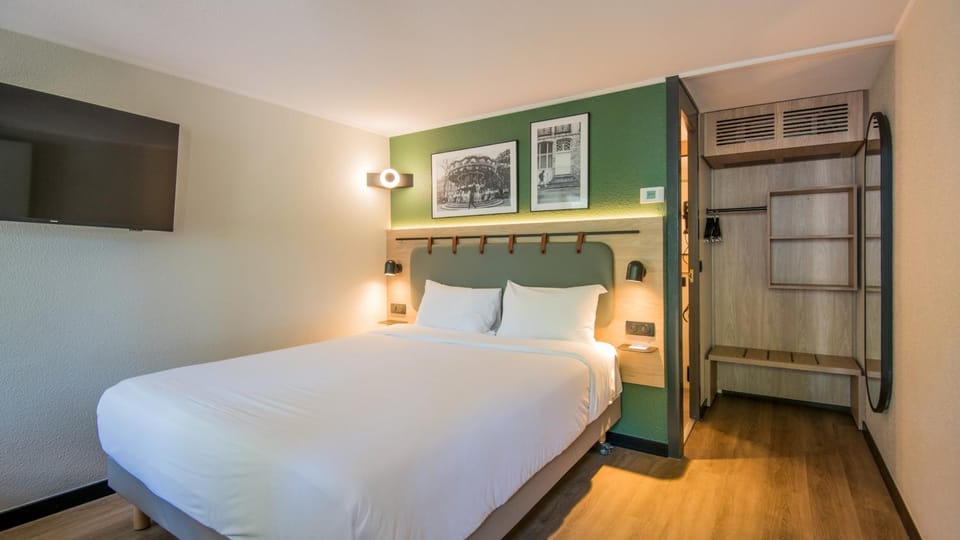 Bed, Photo of the whole room, Bedroom, wardrobe