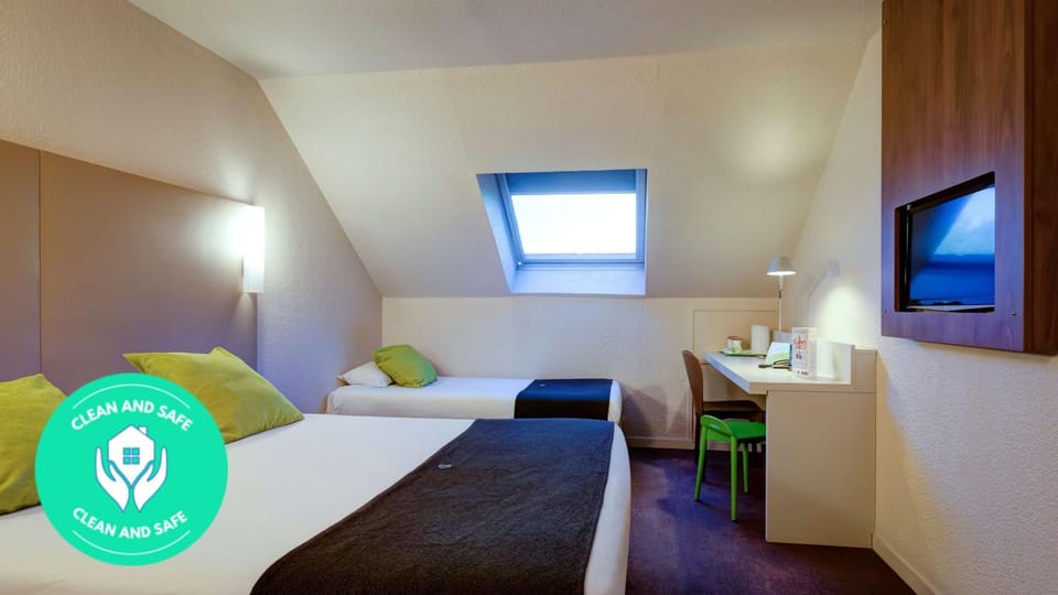 Shower, Toilet, Bed, Bathroom, TV and multimedia, Photo of the whole room, Decorative detail, Logo/Certificate/Sign, Bedroom, children, group of guests, Family