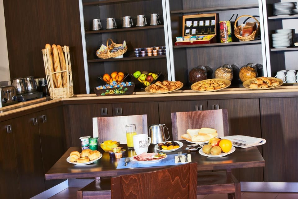 Restaurant/places to eat, Food, Continental breakfast, Buffet breakfast