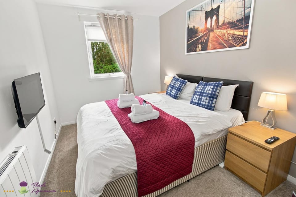 Bed, TV and multimedia, Bedroom