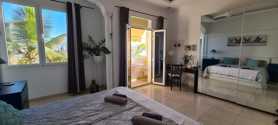 Bed, Seating area, Bedroom