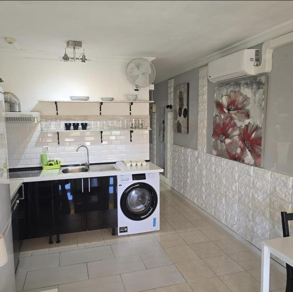 Kitchen or kitchenette, washing machine, air conditioner