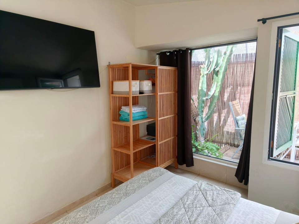 Bed, TV and multimedia, Bedroom