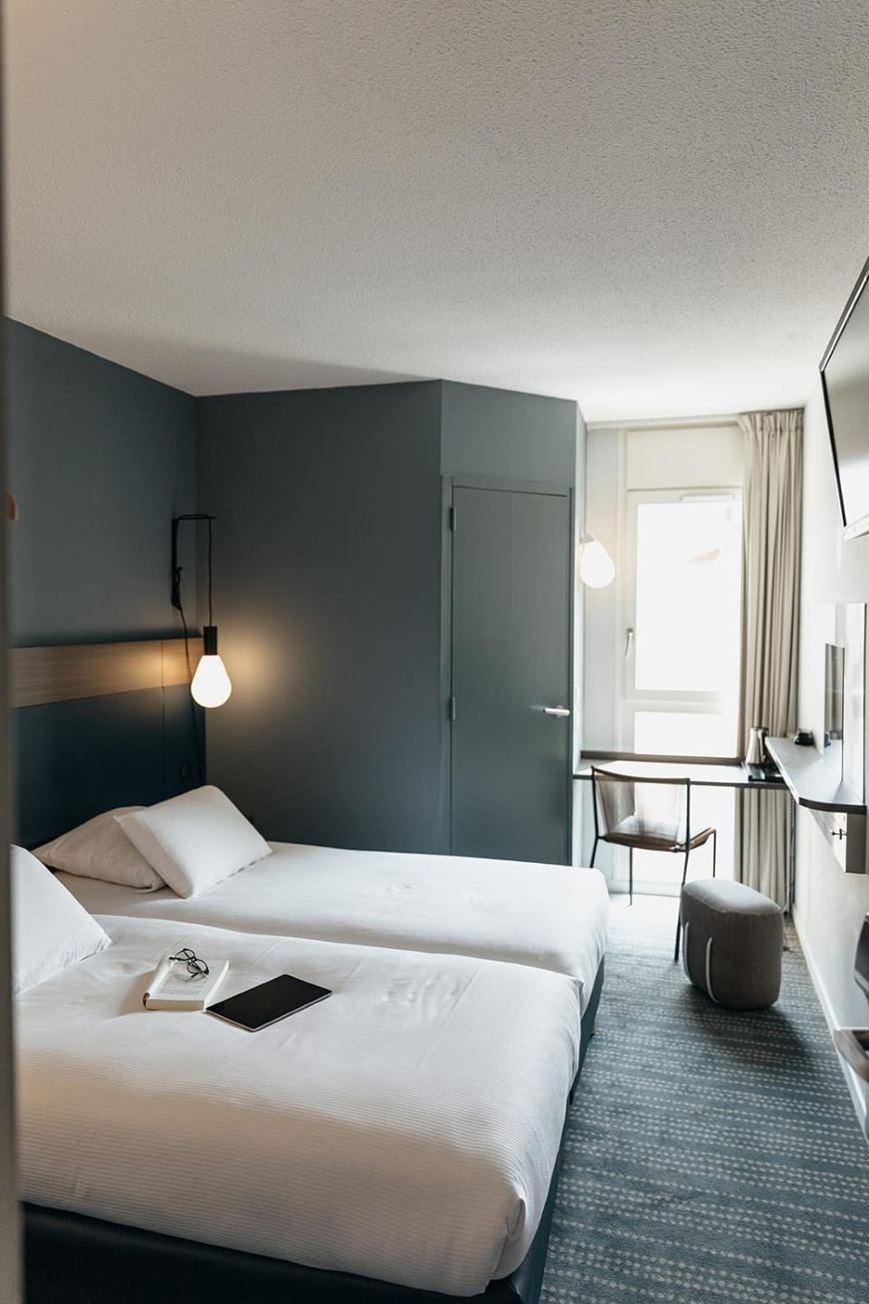 Photo of the whole room, Bedroom