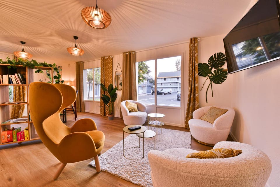 Communal lounge/ TV room