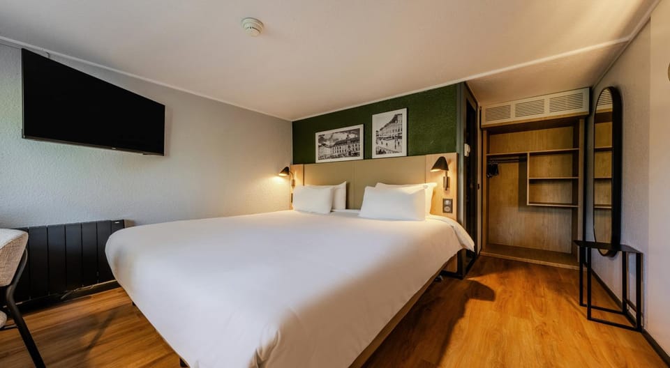 Property building, Bed, Bedroom