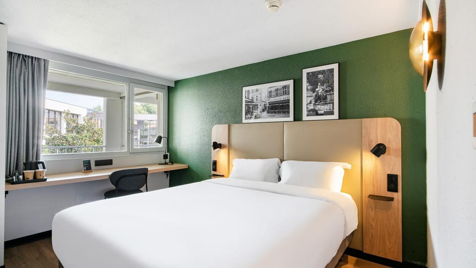 Photo of the whole room, Bedroom