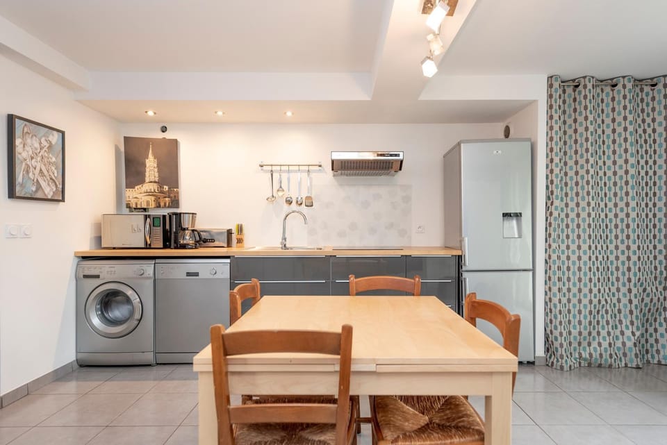 Kitchen or kitchenette, Dining area