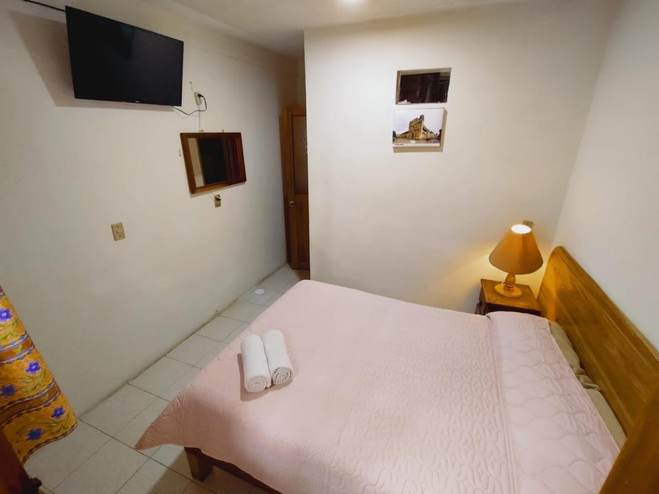 Bed, TV and multimedia, Photo of the whole room