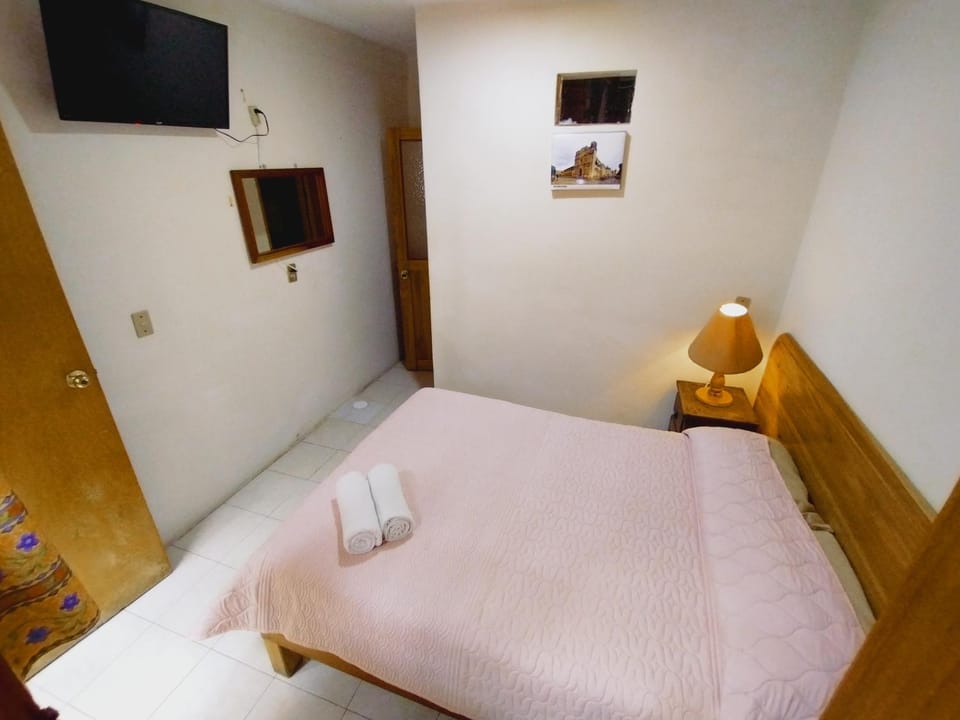 Bed, TV and multimedia, Photo of the whole room