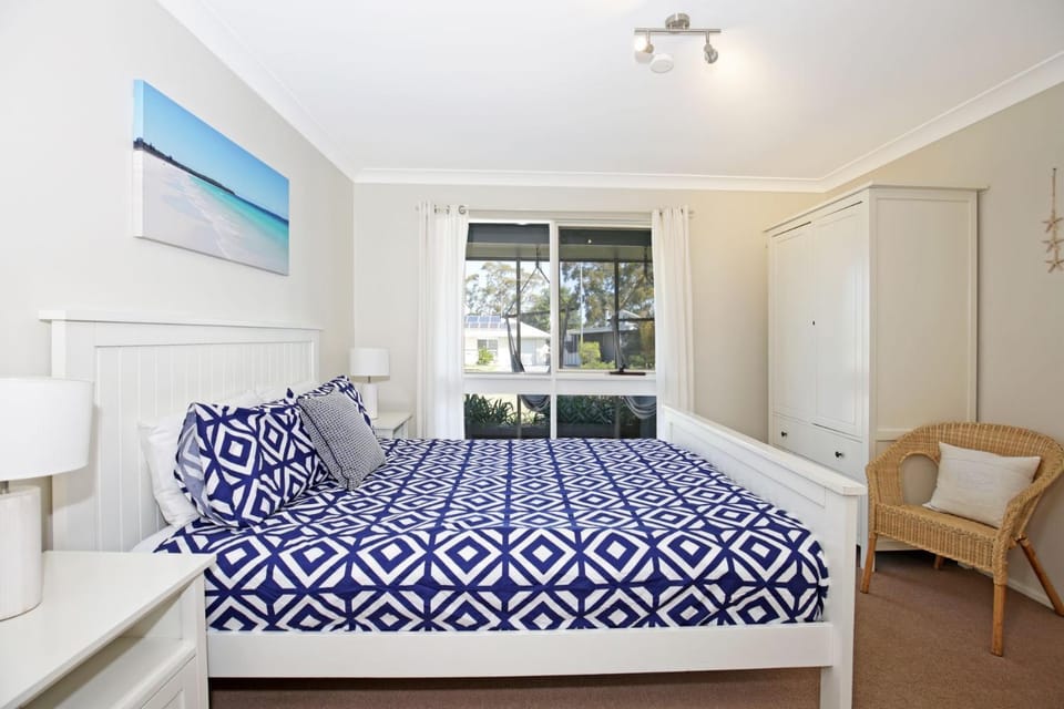 Hayes Beach House I Award Winner I 4 Mins to Beach House in Callala Bay