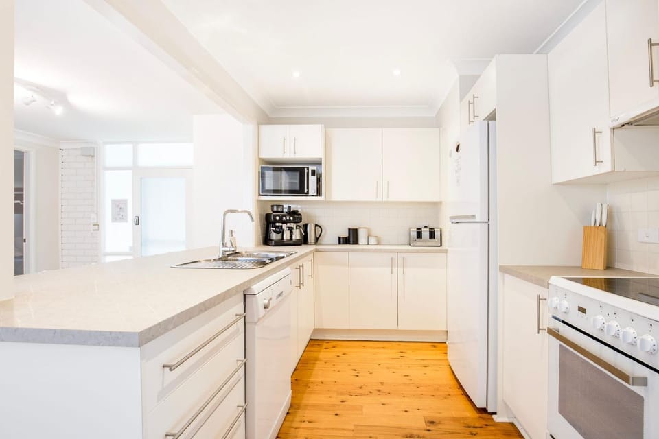 Hayes Beach House I Award Winner I 4 Mins to Beach House in Callala Bay