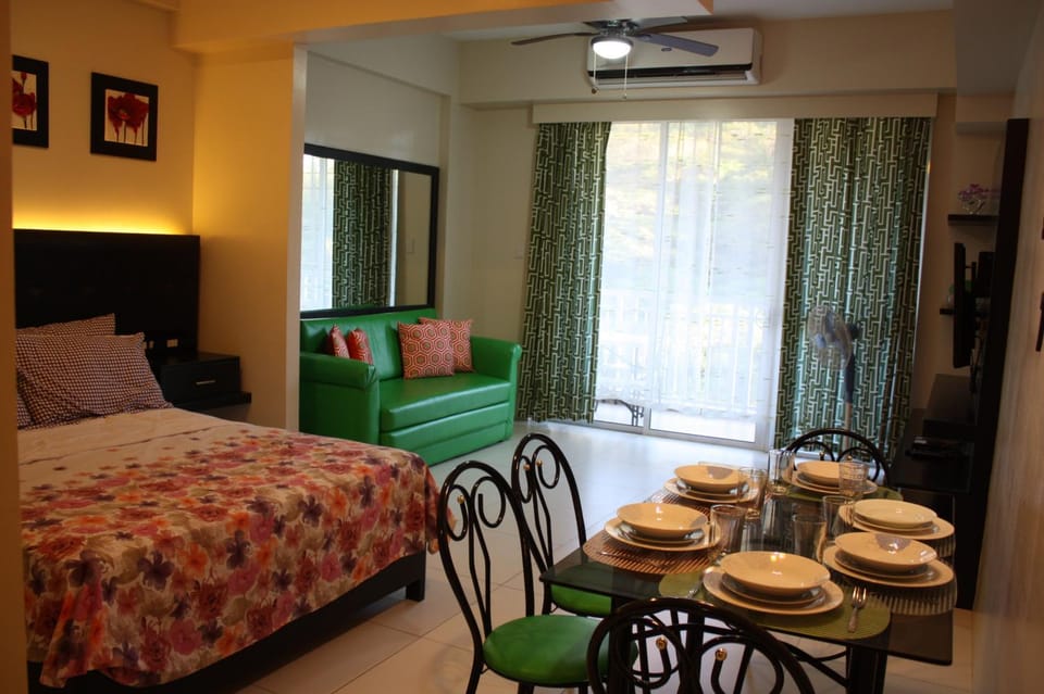 Bed, TV and multimedia, Balcony/Terrace, Living room, Seating area, Dining area