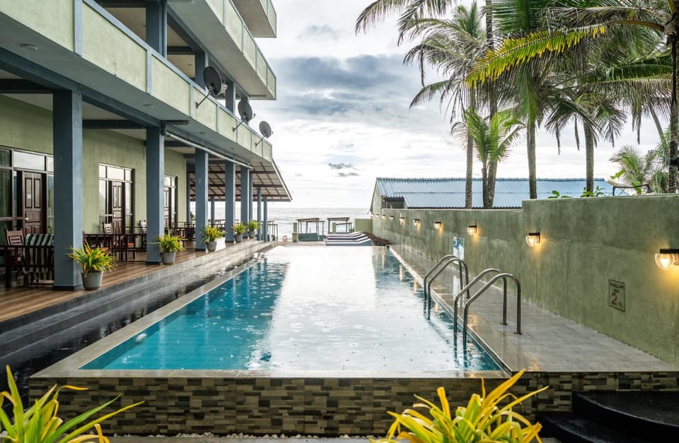 Serenade Beach Hotel Bed and Breakfast in Hikkaduwa