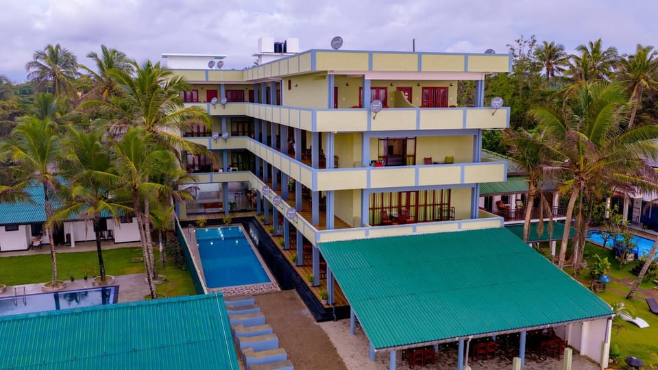 Serenade Beach Hotel Bed and Breakfast in Hikkaduwa