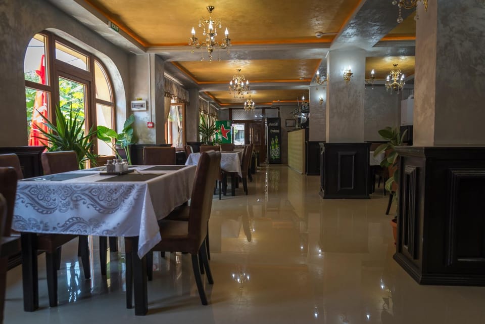 Restaurant/places to eat, Breakfast, Lunch, Dinner