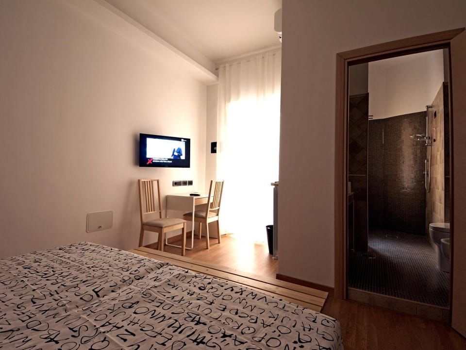 Shower, Toilet, Bed, Bathroom, TV and multimedia, Balcony/Terrace, Photo of the whole room, Bedroom