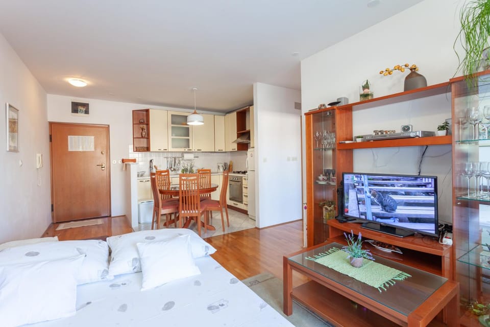 Property building, Bed, Kitchen or kitchenette, Living room