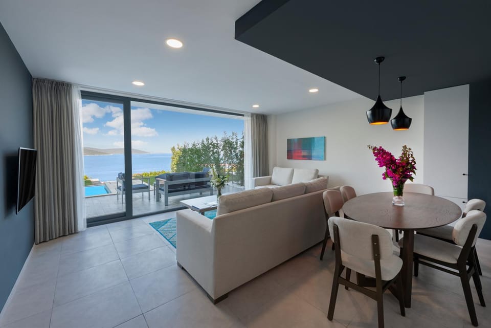 Communal lounge/ TV room, TV and multimedia, View (from property/room), Living room, Seating area, Dining area, Food