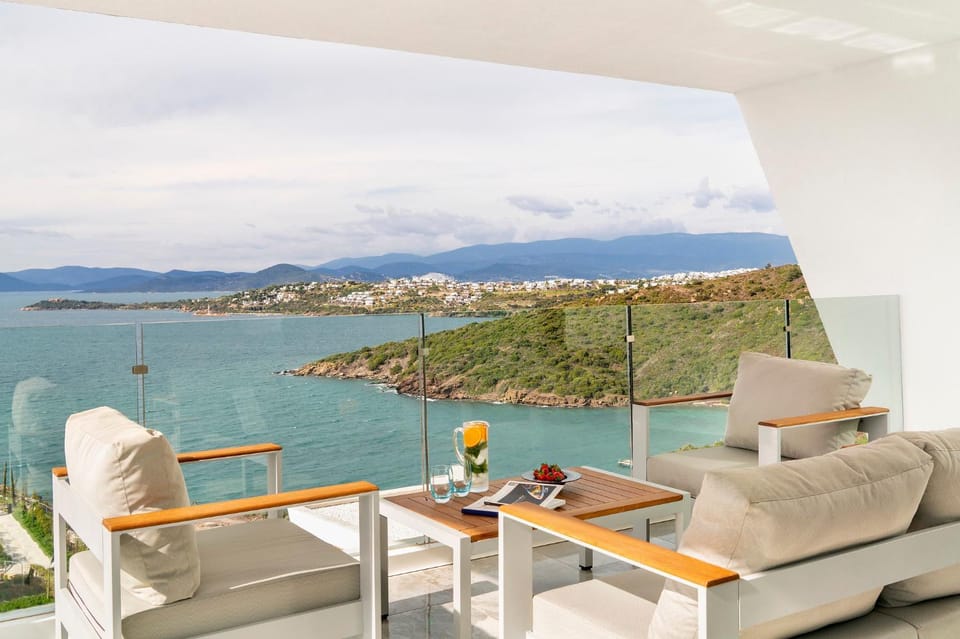 View (from property/room), Balcony/Terrace, Seating area, Sea view