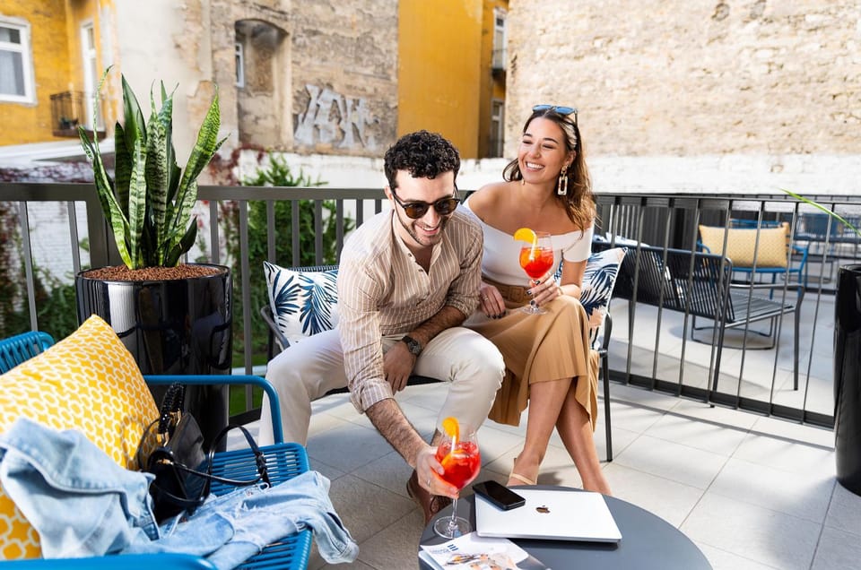 Patio, Day, People, Balcony/Terrace, Food and drinks, Seating area, Guests, Drinks, group of guests