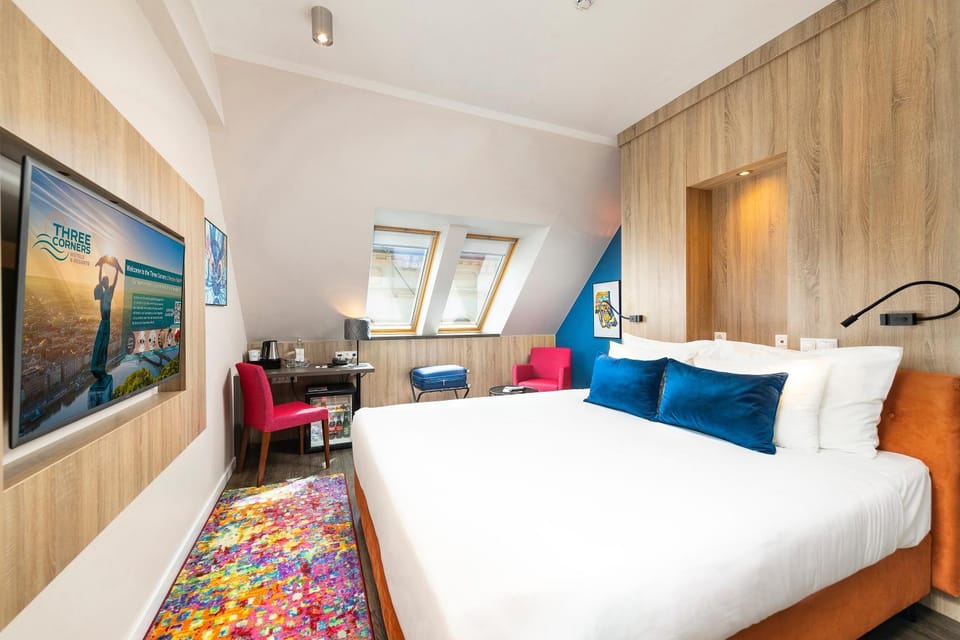 TV and multimedia, Living room, Photo of the whole room, Seating area, Bedroom