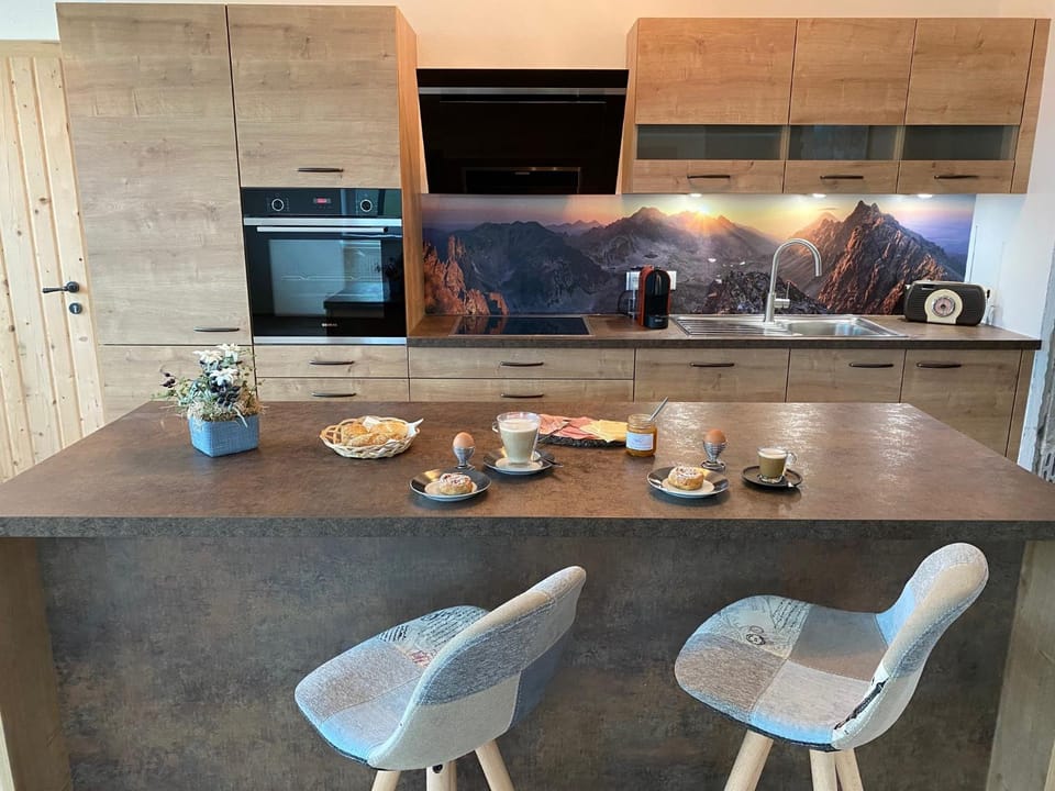 Coffee/tea facilities, Kitchen or kitchenette, Dining area